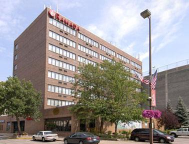ホテル Ramada Convention Center オー・クレア エクステリア 写真